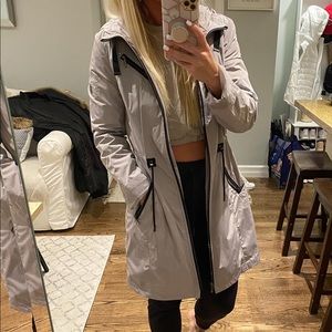 TAHARI Grey Raincoat Size Medium